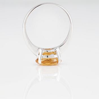 RING, 18K vitguld med fasettslipad citrin ca 2.40 ct, Italienska stämplar. Vikt 3,8 gram.