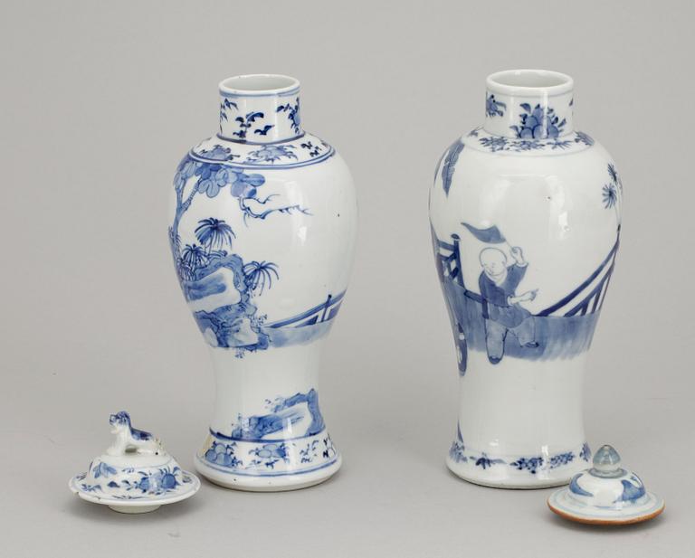 LOCKURNOR, 2 st olika, porslin, Kangxistil, Kina troligen sen Qing och omkring år 1900.