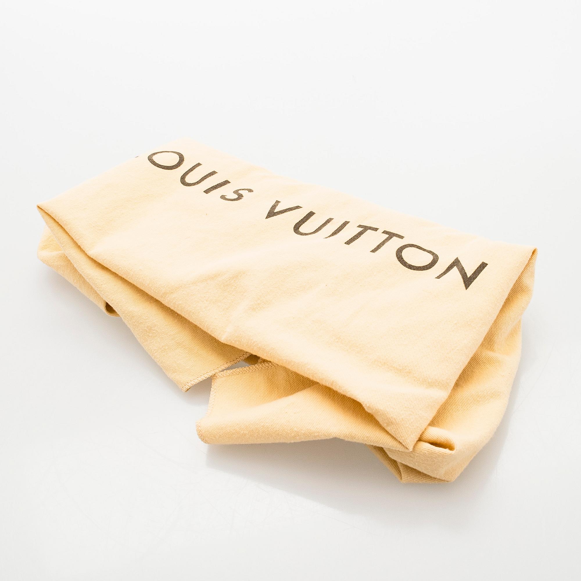 Louis Vuitton, a “Neverfull MM” bag.