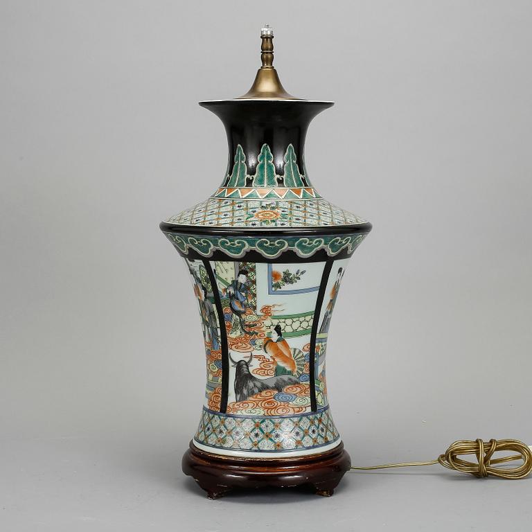 VAS/BORDSLAMPA, porslin, Kina, 1900-tal.