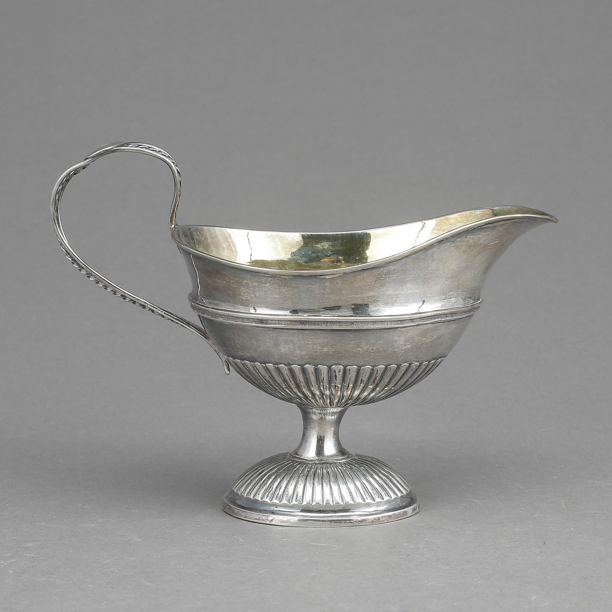 GRÄDDKANNA, silver, empire, Sverige, otydliga stämplar, 1800-talets första hälft. Vikt 148 gram.