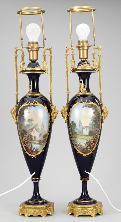 BORDSLAMPOR, ett par, porslin o förg brons. Sèvres-liknande märke. Louis XVI-stil. Målarsign. H.Bituvin.