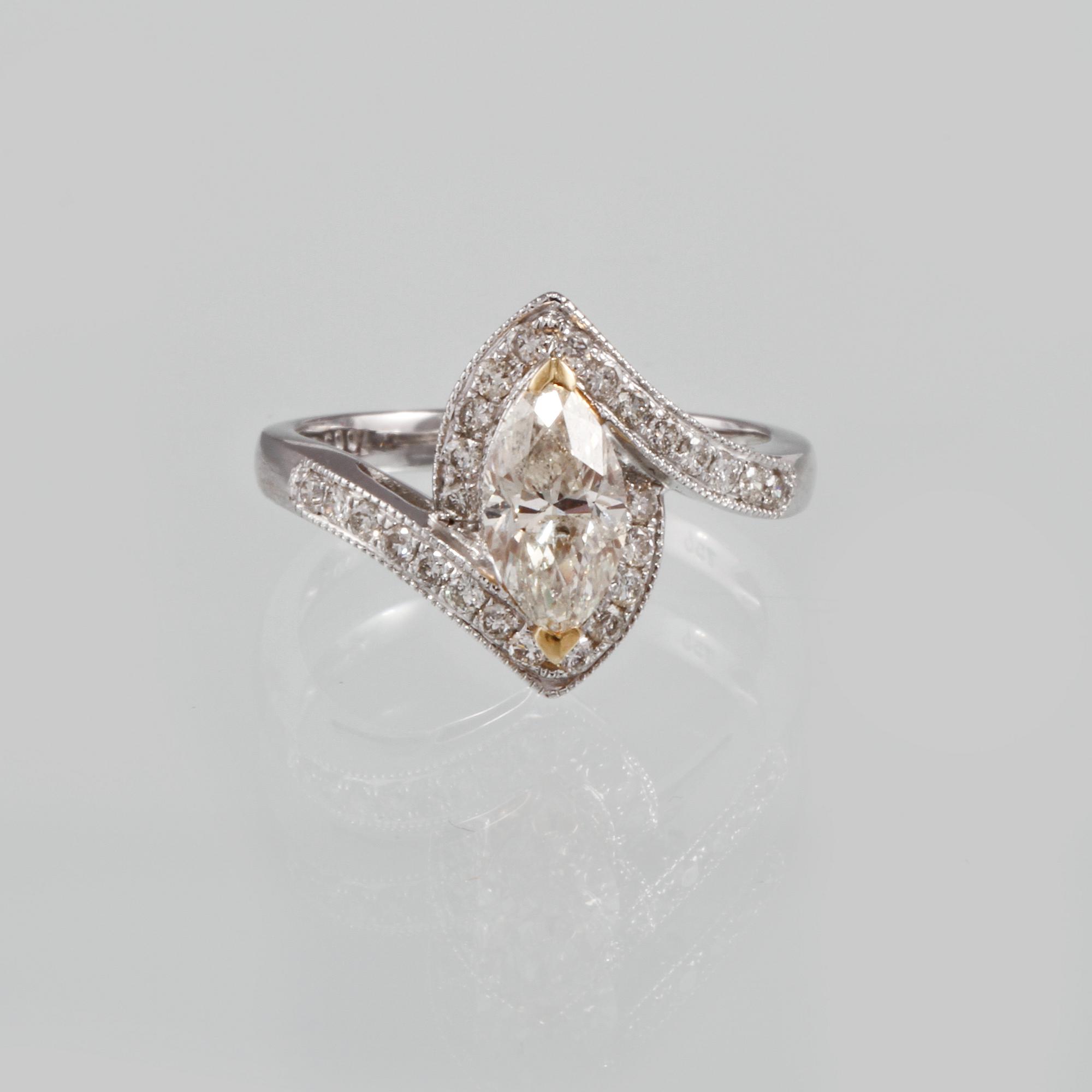 RING, 18K guld och vitguld med briljantslipade diamanter ca 0.33 ct samt navettslipad diamant ca 1.00 ct. Vikt 4,3 gram.