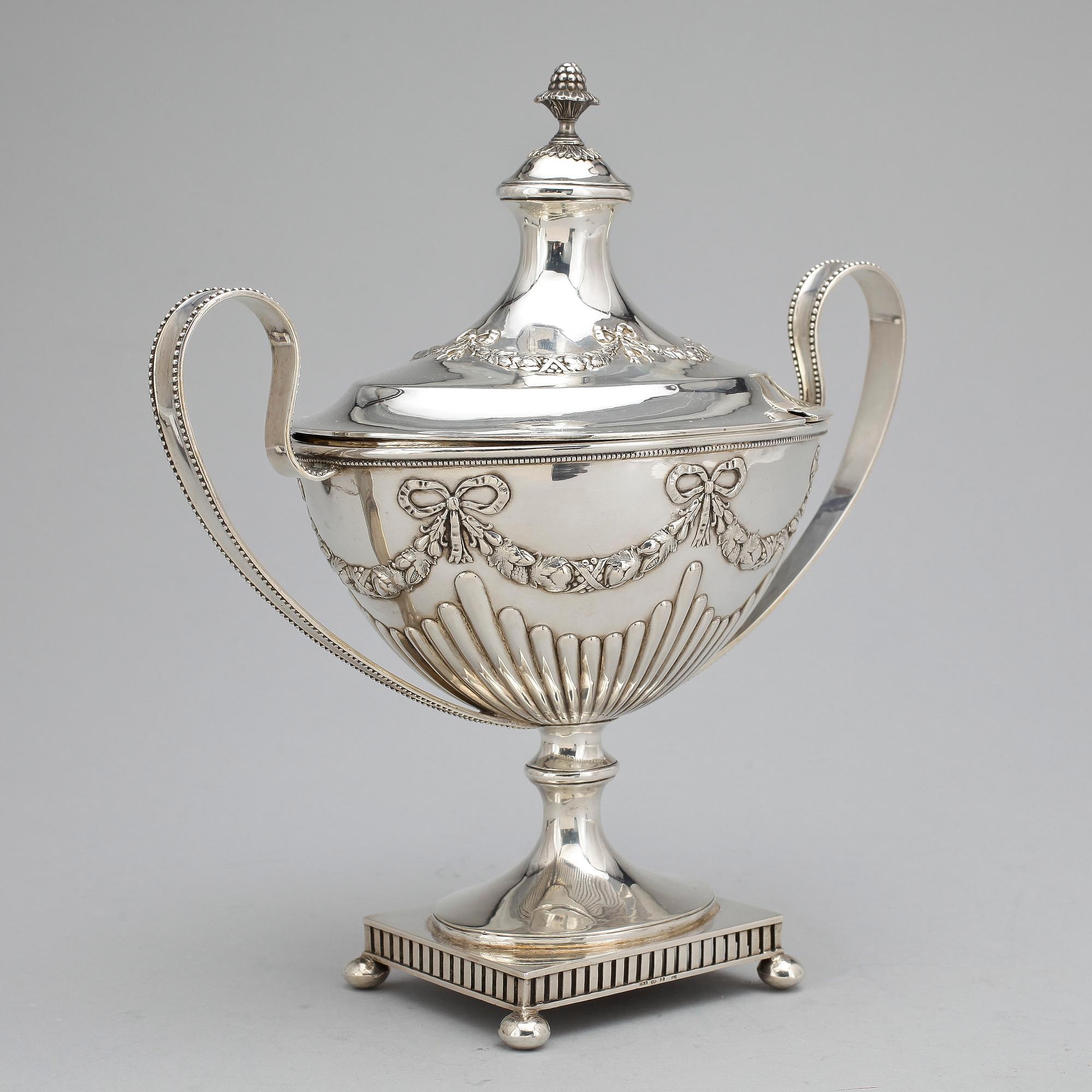 SOCKERSKÅL MED LOCK OCH SKED, silver, Gustaviansk stil, C G Hallberg, Stockholm, 1903. Total vikt ca 623 g.