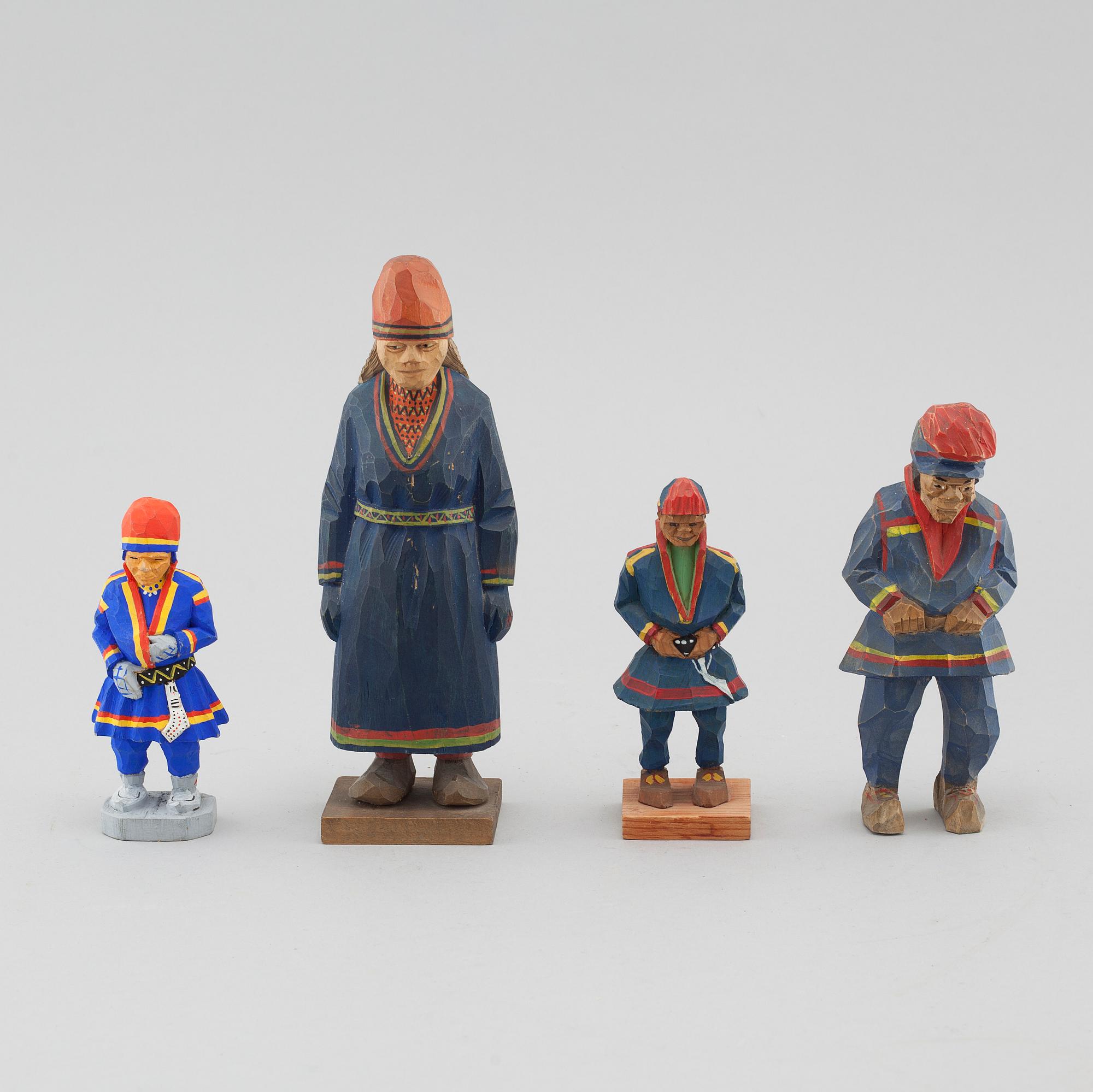 TRÄFIGURER, 4 st, en Lorens Larsson, delvis signerade.