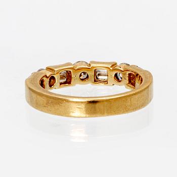 Ring 18K guld med diamanter runda briljantslipade samt baguetteslipade.