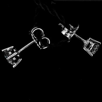 ÖRHÄNGEN, vitguld 18K, 1,23 ct briljantslipade diamanter ca K/si. Vikt 2 g.