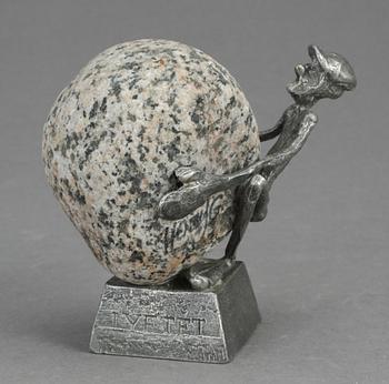 HENRY GUSTAFSSON, skulptur, "Lyftet", tenn och sten, 1991.