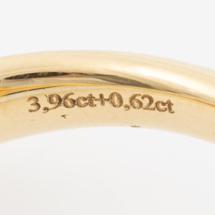 Ring in 18K gold set with a cabochon-cut sapphire and brilliant-cut diamonds.