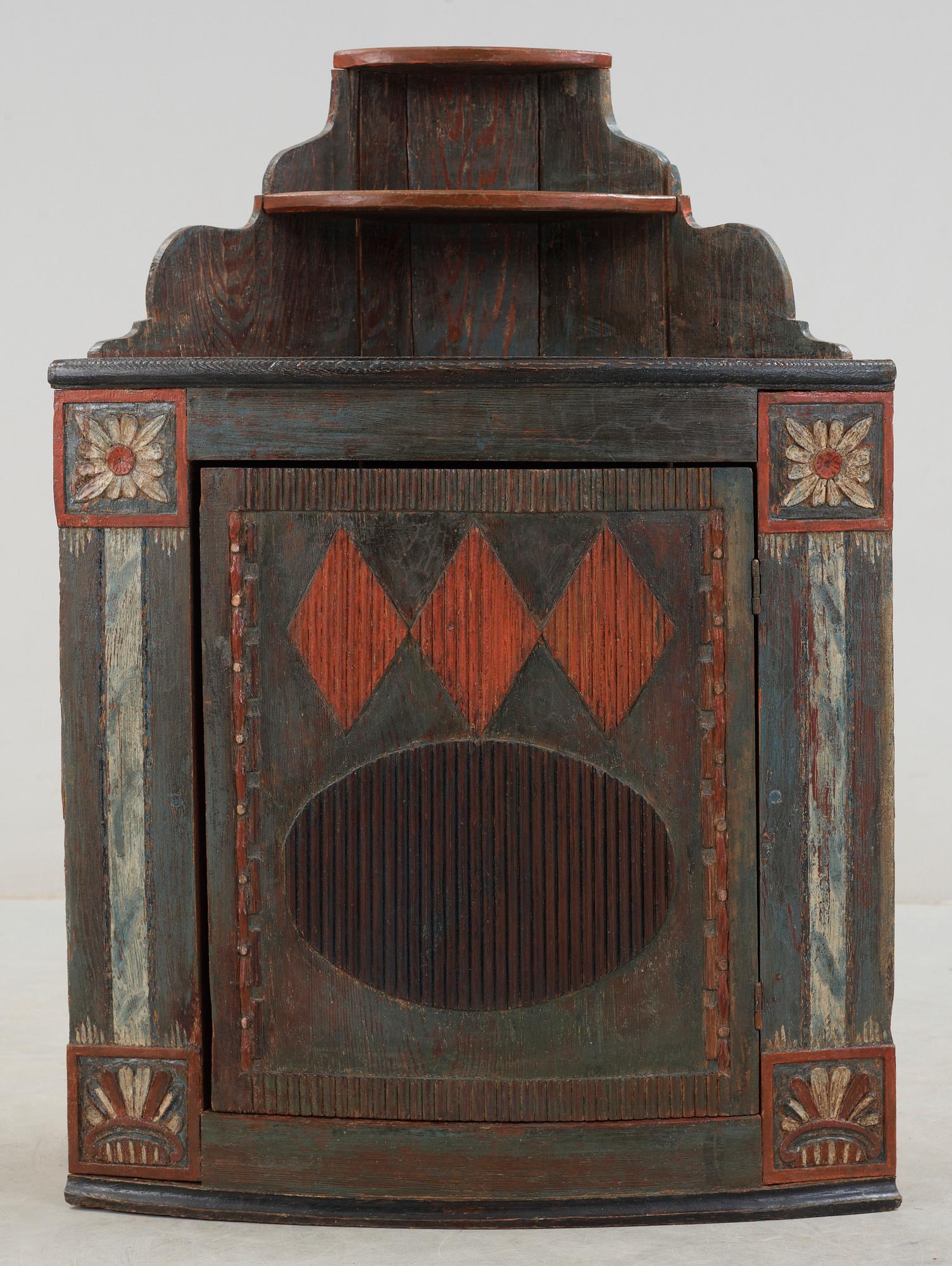 HÖRNHÄNGSKÅP, allmoge, Ljusdal, Hälsingland, 1800-talets första hälft.