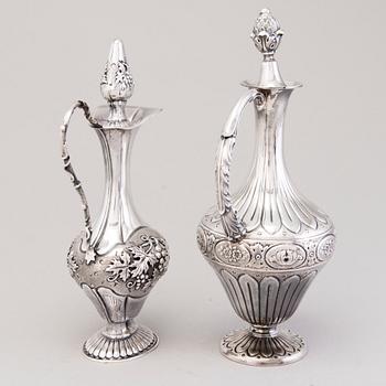 VINKANNOR, 2 st, silver, den ena med italiensk stämpel, båda med finska kontrollstämplar från tidigt 1970-tal.