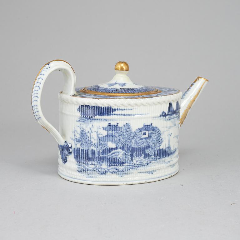 A blue and white export porcelain teapot with cover, Qing dynasty, Qianlong (1736-95).