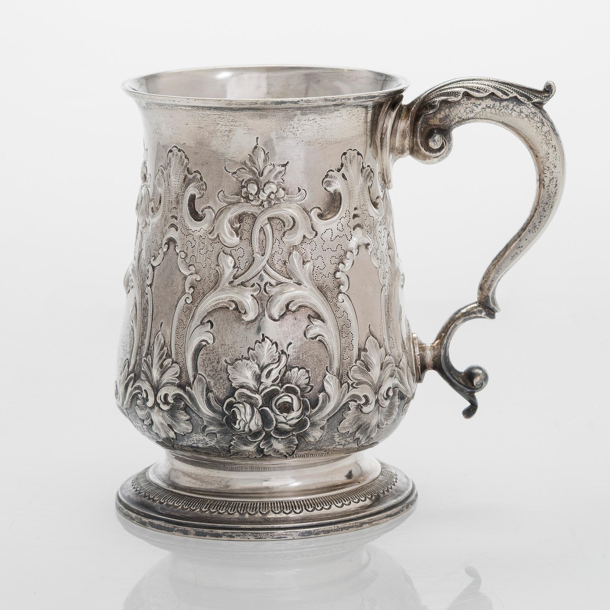 A George III sterling silver mug, maker's mark W.T,  London 1771.