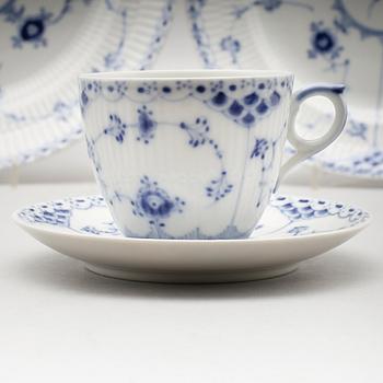 SERVISDELAR, 20 del, porslin, "Musselmalet", Royal Copenhagen.