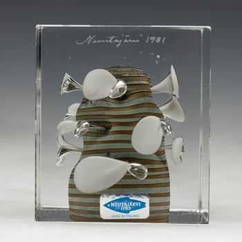 ÅRSKUB, glas, signerad Oiva Toikka, Nuutajärvi 1981, numrerad 1280/2000.
