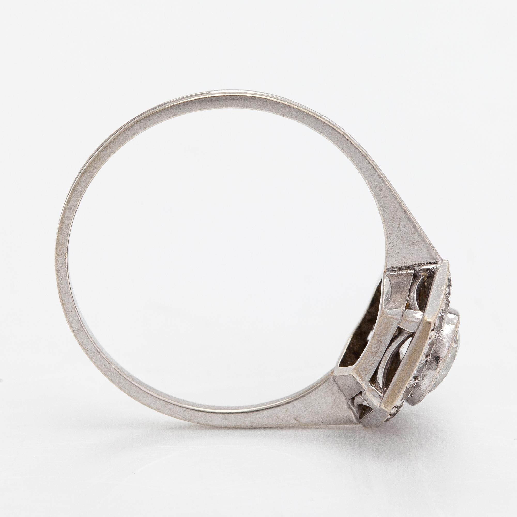 An 18K white gold ring with old-cut diamonds ca. 0.81 ct in total. Veikko Kalevi Piirainen, Helsinki 1974.