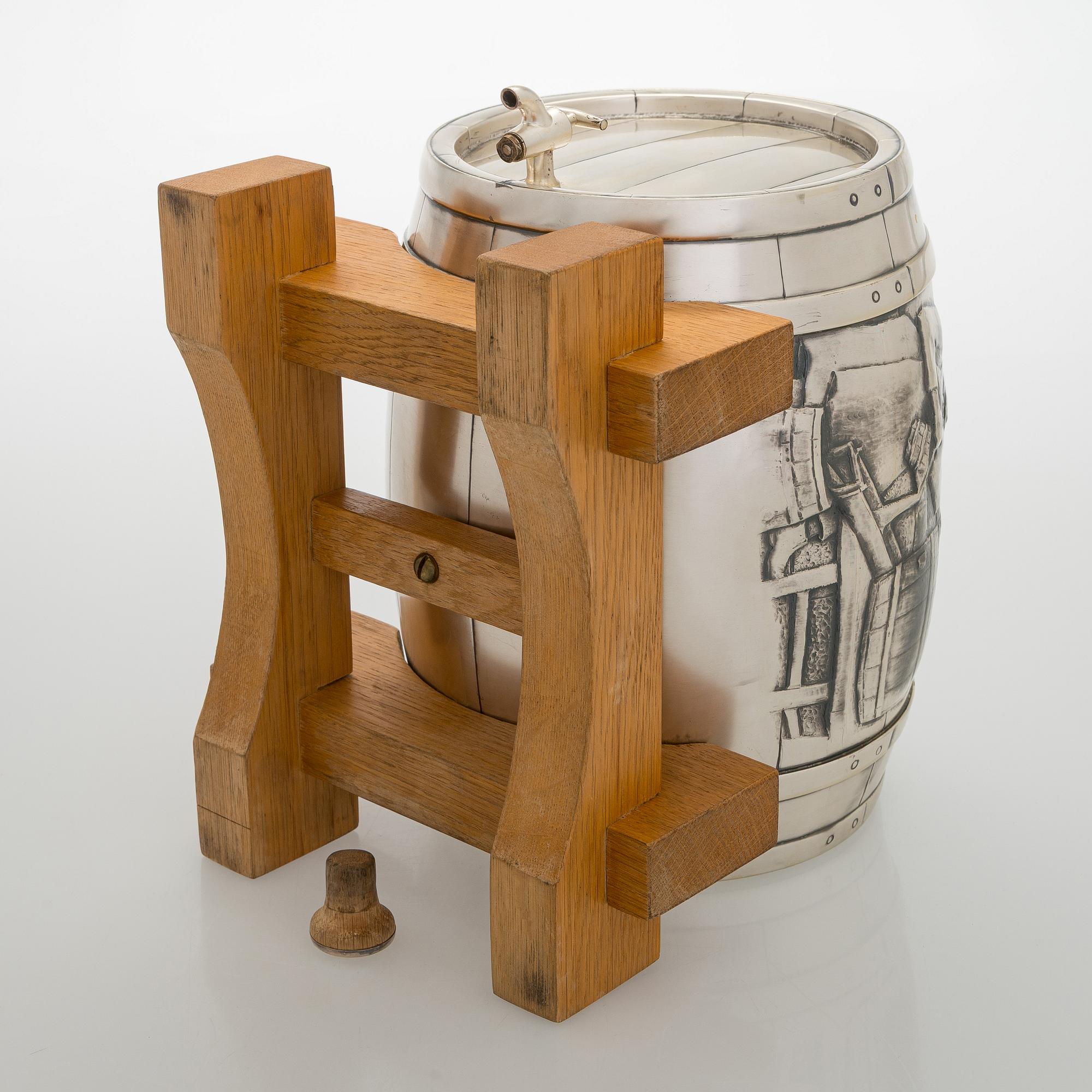 Tynnyri, hopeaa puujalustalla, Auran Kultaseppä, Turku 1969.