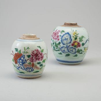 TEKRUKOR, två stycken, kompaniporslin. Qing dynastin, Qianlong (1736-95).