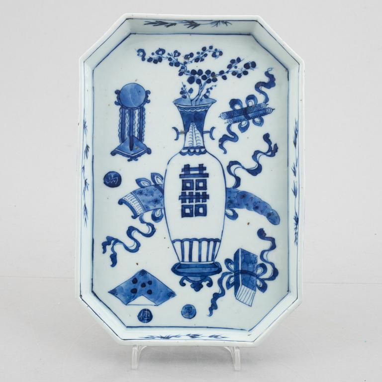 A Chinese blue and white porcelain tray, Qing dynasty, 19th century.