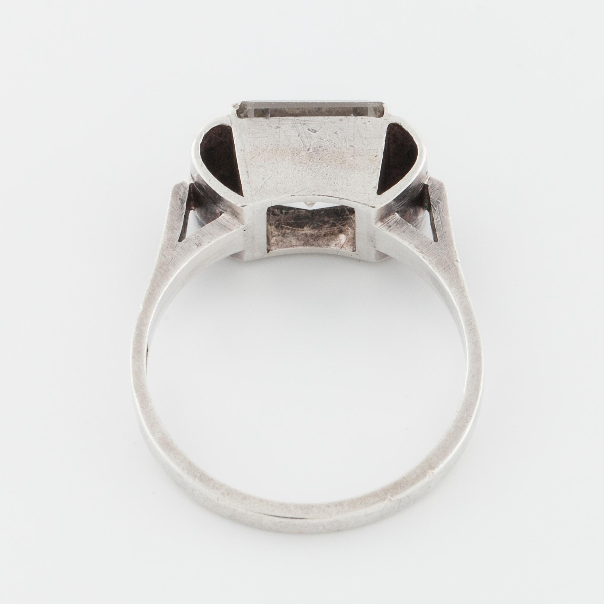 ANDERS HEDLUND, Göteborg, 1950, ring med fasettslipad bergkristall.