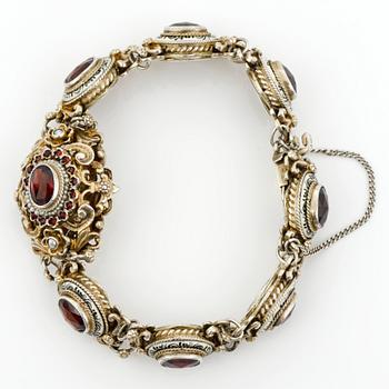 ARMBAND OCH ÖRHÄNGEN, förgyllt silver,vit och svart emalj, sötvattenpärlor och rosenslipade glasstenar. Vikt 52 g.