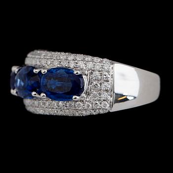 RING, 18 k vitguld, 4 blå kyaniter tot ca 3,85 c toch briljantslipade diamanter tot ca 0.89 ct.