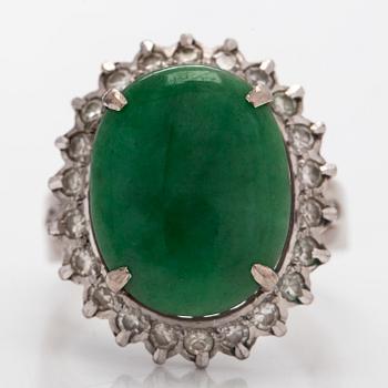 Ring, i palladiumpläterat silver med cabochon slipad jadeit och diamanter.