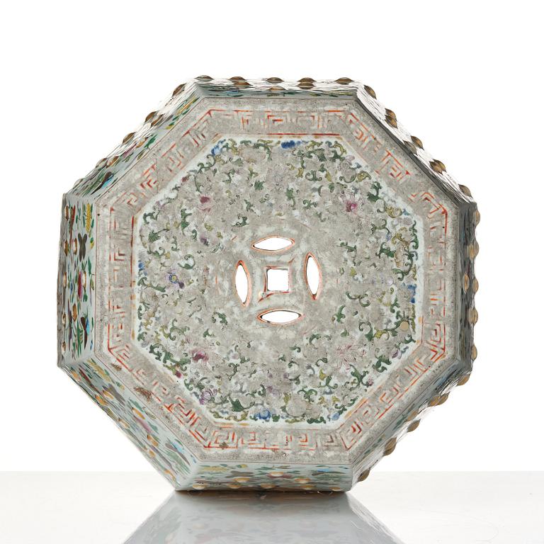 Trädgårdspall, porslin. Qingdynastin, Kanton, 1800-tal.
