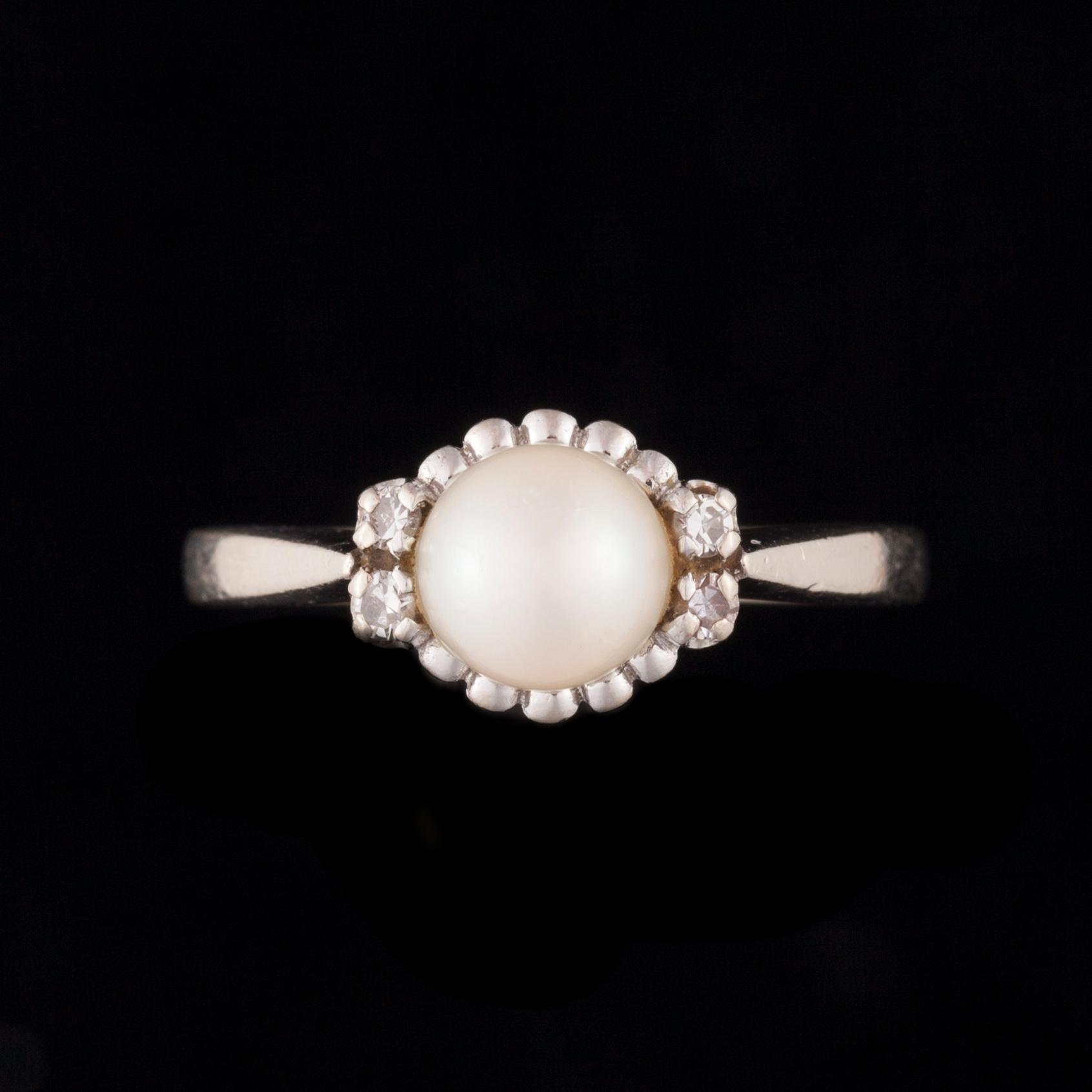 RING, 14K vitguld, pärla, 8/8-slipade diamanter. Kultakönni, 1972. Vikt ca 3,8 g.