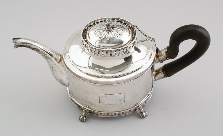 TEKANNA, silver, Olof Hagrelius, Mariefred 1820. Vikt ca 723 gram.