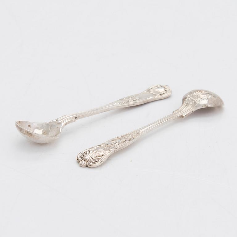 Fat, 2 st, silver, Italien och Tyskland, samt skål och ett par saltskedar, England, 1900-talets senare hälft.