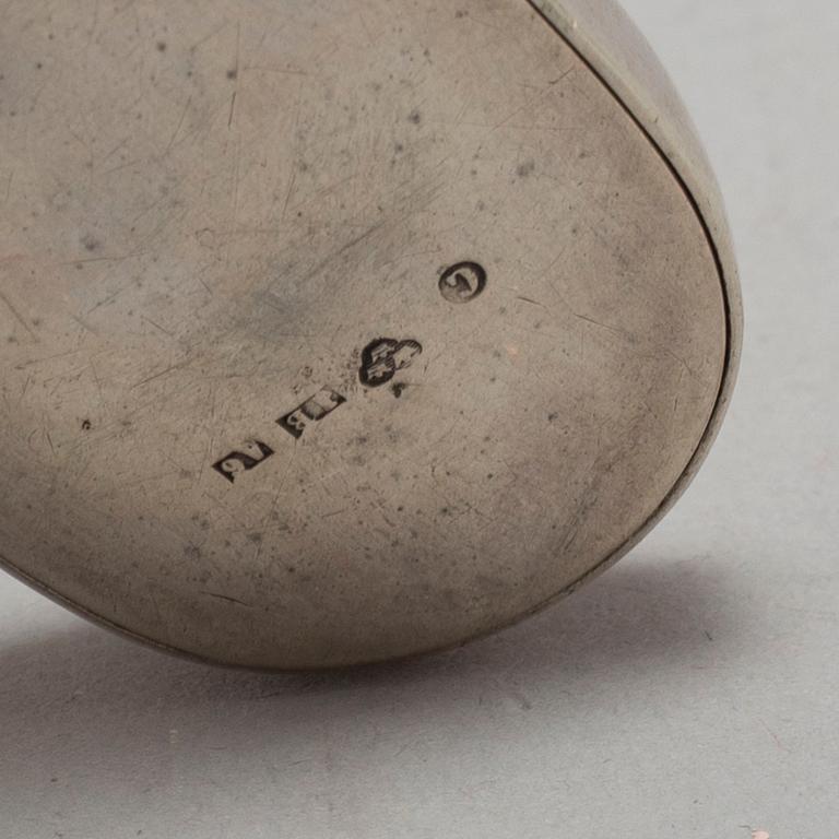SNUSDOSOR, 2 st, samt GLASÖGONFODRAL, silver.  Johan Blohm, Karlshamn, 1879.