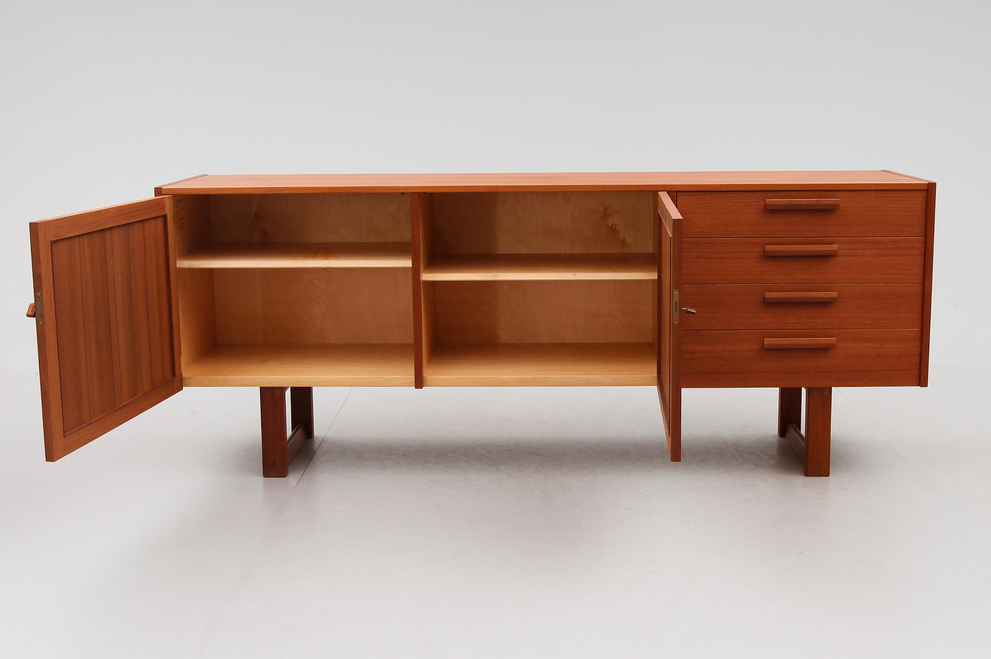 SIDEBOARD, "Domi Monté", Nils Jonsson, Troeds, Bjärnum, 1900-talets andra hälft.
