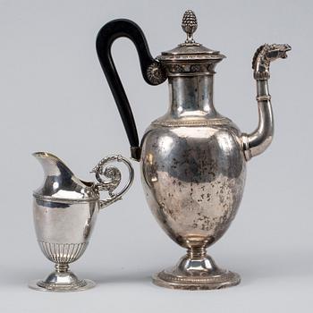 KAFFEKANNA samt GRÄDDKANNA, silver, Adolf Zetelius 1816/1826, vikt ca 1040 g.