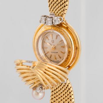 An Omega ladies watch in 18K gold set with round brilliant-cut diamonds with a total weight of ca 0.40 cts.