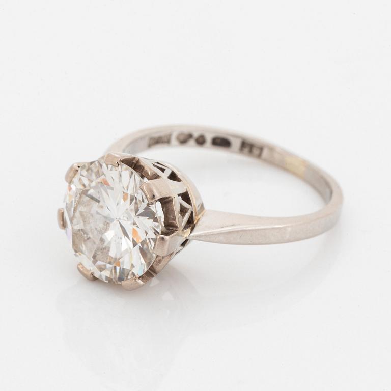 A platinum ring set with a round brilliant-cut diamond ca 2.75 cts quality ca H/I i.