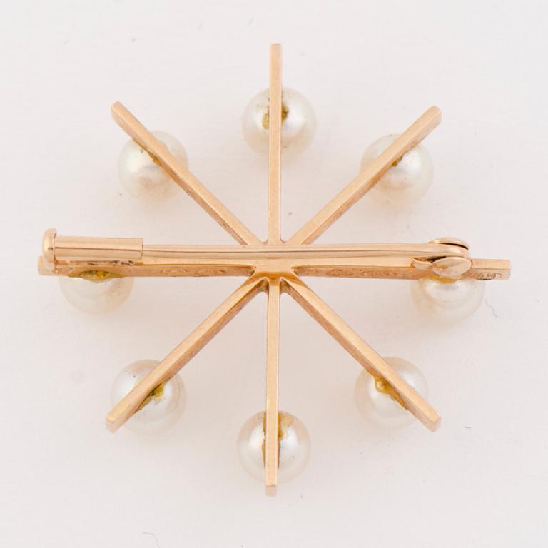 EERO RISLAKKI, RINTAKORU, viljellyt helmet, 14K kultaa. Westerback, Helsinki 1964.