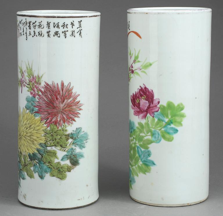 PENSELVASER, 2 st, porslin, Kina, 1900-talets första hälft.