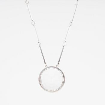 Wiwen Nilsson, hängsmycke, Lund 1965, sterling silver och bergkristall.