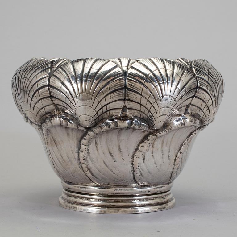 SKÅL/ YTTERFODER, silver, jugend, A. Nilsson, Lund, 1916. Importstämpel. Vikt 434,5 g.