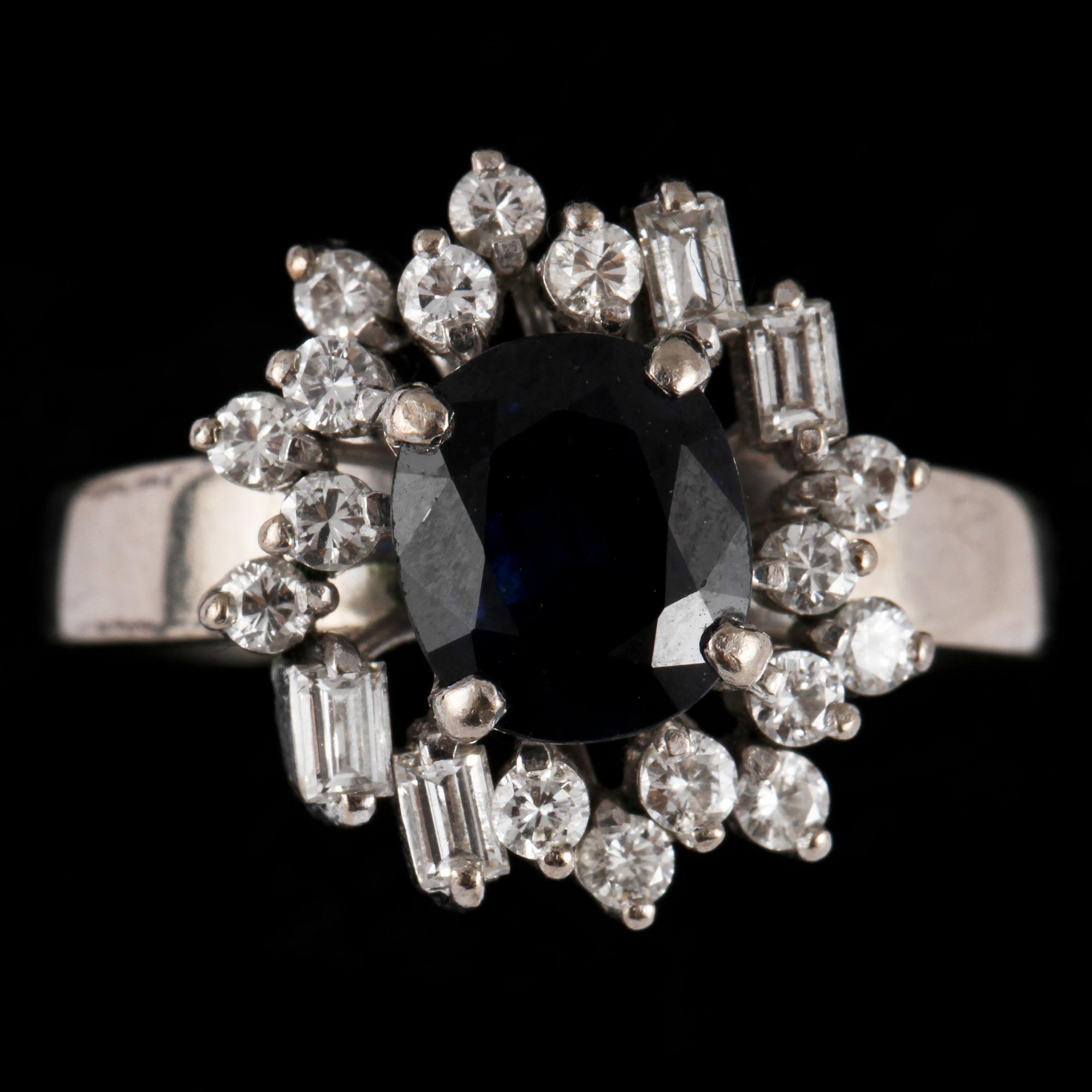RING, 14k vitguld med fasettslipad blå safir samt 16 briljantslipade och 4 baguettslipade diamanter, 2000-tal. Vikt 4 g.