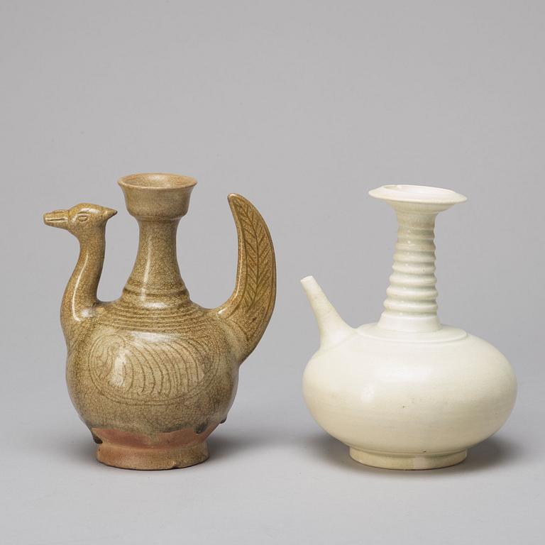 KENDI, två stycken, porslin. Thailand, varav en Sawankhalok, 1500-tal.