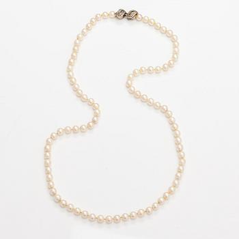 A pearl collier with cultured pearls and an 18K white gold clasp with diamonds ca. 0.42 ct in total.