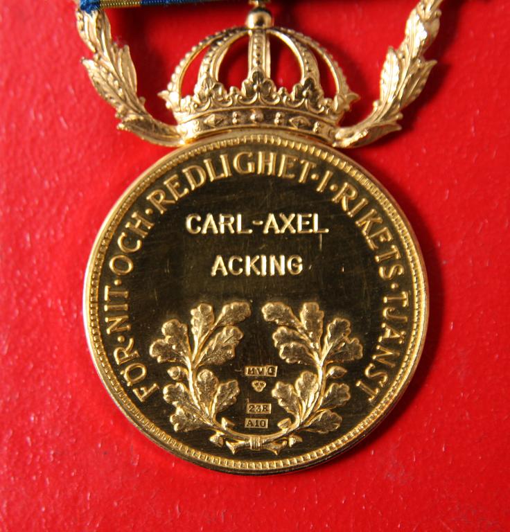 MEDALJ, 23 K guld. "För nit och redlighet i rikets tjänst". 1975. Tot 14 g.