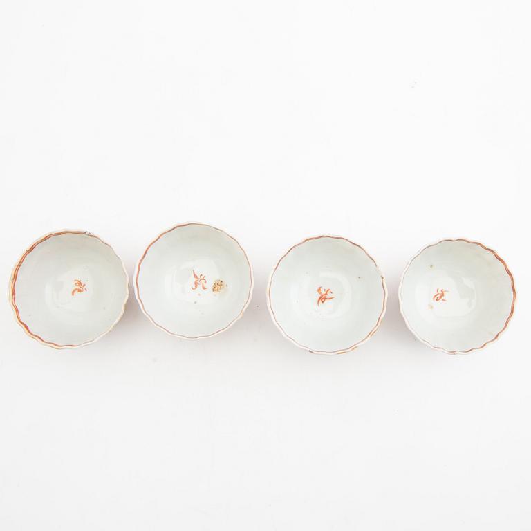 Koppar med fat, 4 st + 1 fat, porslin, Qianlong (1736-95), Kina.