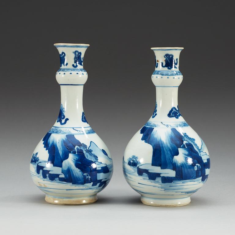 VASER, ett par, porslin. Qing dynastin, Kangxi (1662-1722).