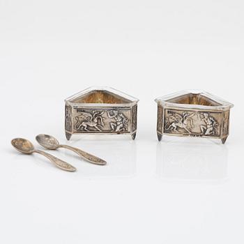 Saltkar med skedar, 6 st, silver, svenska importstämplar, G.A. Dahlgren, Malmö, 1920.