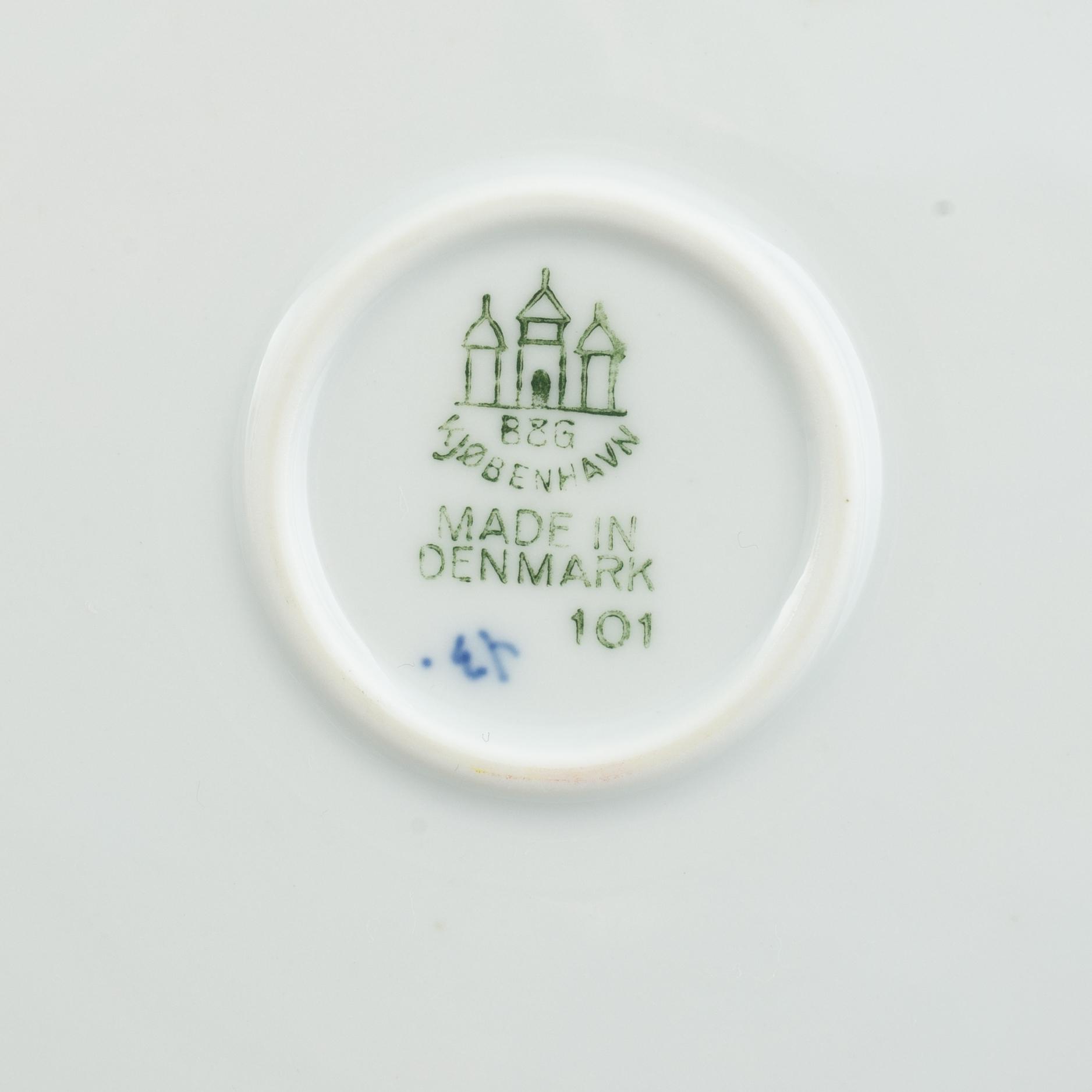 A set of thirty 'Musselmalet' and 'Sommerfugl' porcelain service pieces, Bing & Grøndahl, Denmark.