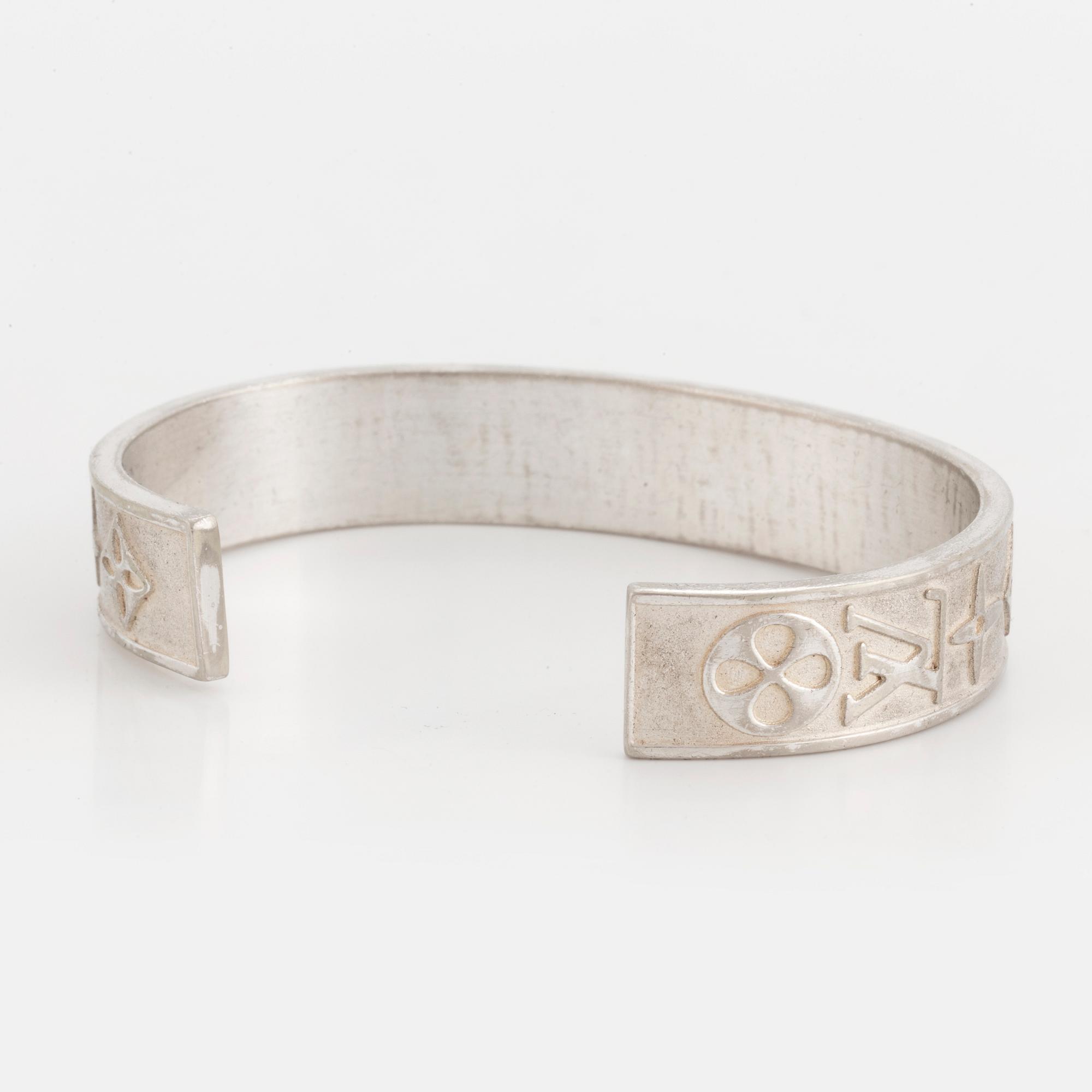 A silver bracelet, Louis Vuitton, weight 39 grams.