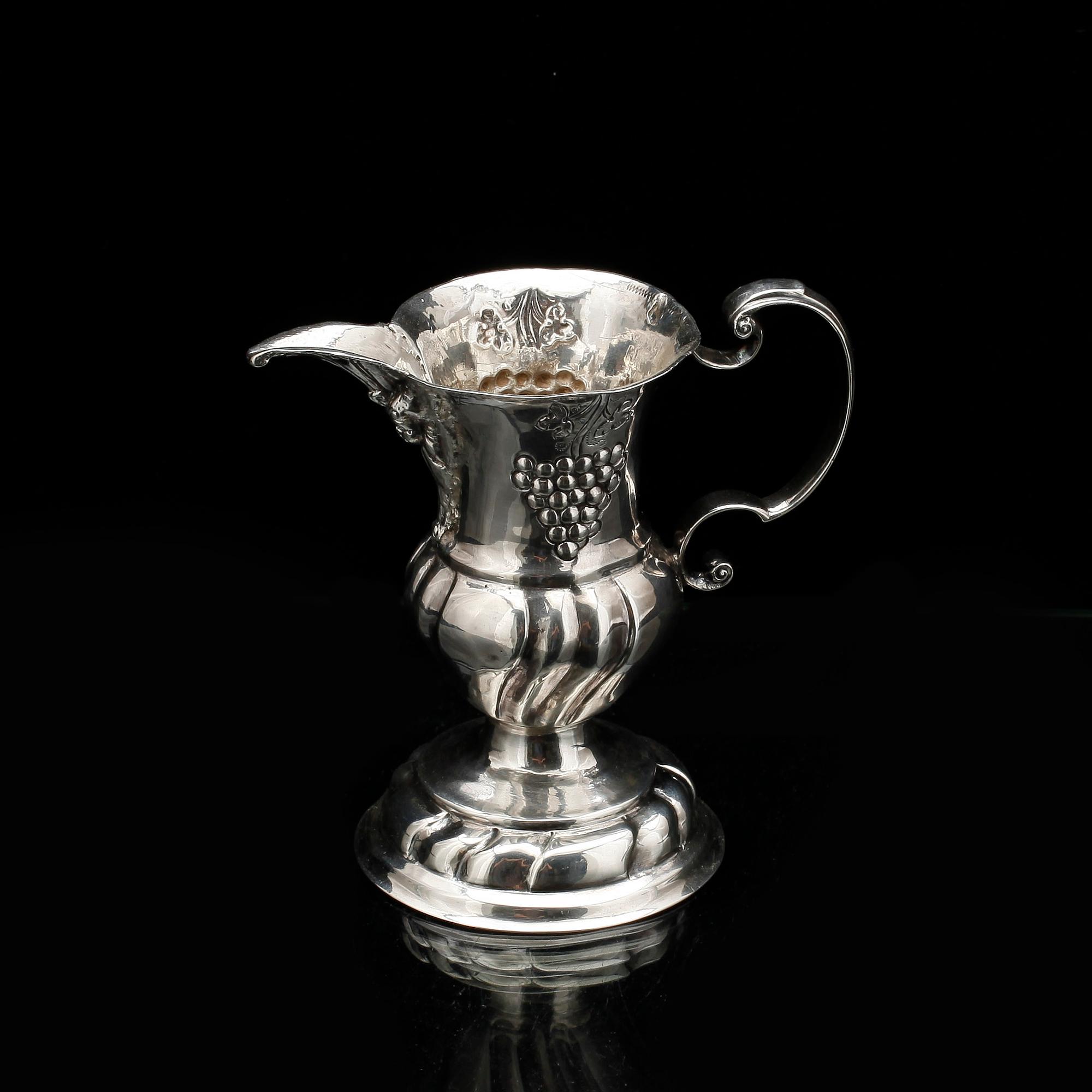 GRÄDDKANNA, silver, otydliga stämplar, troligen England, 17/1800-tal. Vikt ca 81g.